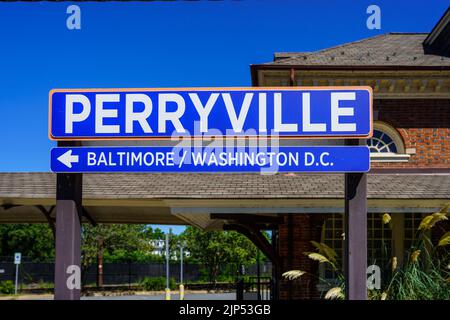 Perryville, MD, USA – 13 agosto 2022: Un cartello Perryville alla stazione FERROVIARIA MARC. Si tratta di una stazione ferroviaria che fornisce un servizio per Baltimora e W. Foto Stock