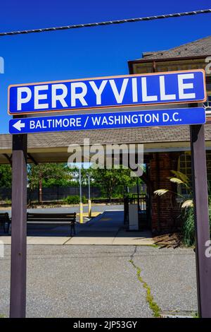 Perryville, MD, USA – 13 agosto 2022: Un cartello Perryville alla stazione FERROVIARIA MARC. Si tratta di una stazione ferroviaria che fornisce un servizio per Baltimora e W. Foto Stock