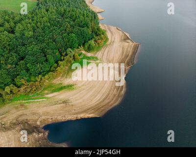 Veduta aerea del bosco che circonda il bacino idrico di Thruscross nel North Yorkshire e che fa parte della serie di bacini idrici dello Yorkshire. Foto Stock