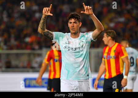 Foto Giovanni Evangelista/LaPresse 13 Agosto 2022 Lecce, Italia - sport, calcio - Italia Lecce vs F.C. Inter - CampionatoSerie A Tim 2022/23 - Stadio E. Giardiniero - Via del Mare. Nella foto: Alessandro Bastoni 13 agosto 2022 Lecce, Italia - sport, calcio - Italia Lecce vs F.C. Inter - Campionato Italiano serie A Tim 2022/23- E. Giardiniero - Stadio Via del Mare. Nella foto: Alessandro Bastoni Foto Stock