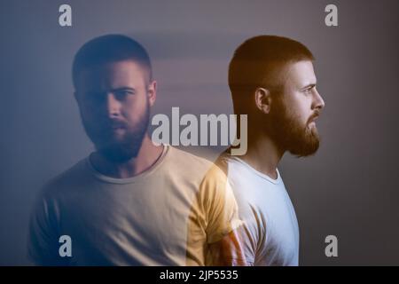 Profilo di visualizzazione laterale a doppia esposizione e ritratto dell'uomo modello in t-shirt bianca con bordo a biglia che guarda la fotocamera con volto serico e calmo. Speciale effetto di bellezza sfocato. Scatto da studio in interni. Foto Stock