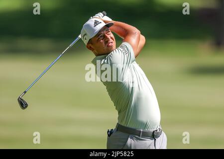 13 agosto 2022: Xander Schauffele ha colpito un colpo di ferro durante il terzo round del torneo di golf FedEx St. Jude Championship al TPC Southwind di Memphis, Tennessee. Terreno grigio Siegel/Cal Sport Foto Stock