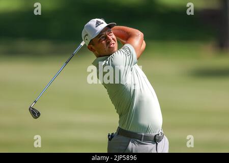 13 agosto 2022: Xander Schauffele ha colpito un colpo di ferro durante il terzo round del torneo di golf FedEx St. Jude Championship al TPC Southwind di Memphis, Tennessee. Terreno grigio Siegel/Cal Sport Foto Stock