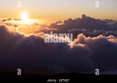 Tramonto sopra le nuvole dalla cima del vulcano Haleakala Foto Stock