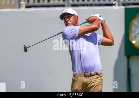 13 agosto 2022: Tony Finau colpisce il tee shot durante il terzo round del torneo di golf FedEx St. Jude Championship al TPC Southwind di Memphis, TN. Terreno grigio Siegel/Cal Sport Foto Stock