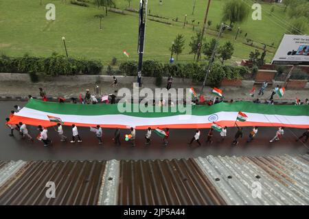 Srinagar, India. 16th ago, 2022. SRINAGAR, INDIA - 15 AGOSTO: La gente del posto festeggia il 75th° giorno dell'Indipendenza dell'India, a Lal Chowk, il 15 agosto 2022 a Srinagar, India. (Foto di Waseem Andrabi/Hindustan Times/Sipa USA ) Credit: Sipa USA/Alamy Live News Foto Stock