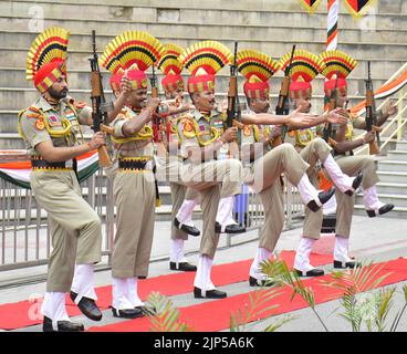 Amritsar, India. 16th ago, 2022. AMRITSAR, INDIA - 15 AGOSTO: : Forza di sicurezza di frontiera indiana (BSF) jawan durante in occasione delle celebrazioni del 76th° giorno dell'Indipendenza al confine di Attari Wagah, il 15 agosto 2022 ad Amritsar, India. (Foto di Sameer Sehgal/Hindustan Times/Sipa USA ) Credit: Sipa USA/Alamy Live News Foto Stock