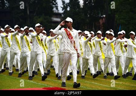 Srinagar, India. 16th ago, 2022. SRINAGAR, INDIA - 15 AGOSTO: Gli studenti marciano durante le celebrazioni del 75th° giorno dell'Indipendenza allo stadio del cricket Sher-i-Kashmir, il 15 agosto 2022 a Srinagar, India. (Foto di Waseem Andrabi/Hindustan Times/Sipa USA ) Credit: Sipa USA/Alamy Live News Foto Stock