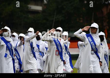 Srinagar, India. 16th ago, 2022. SRINAGAR, INDIA - 15 AGOSTO: Gli studenti marciano durante le celebrazioni del 75th° giorno dell'Indipendenza allo stadio del cricket Sher-i-Kashmir, il 15 agosto 2022 a Srinagar, India. (Foto di Waseem Andrabi/Hindustan Times/Sipa USA ) Credit: Sipa USA/Alamy Live News Foto Stock