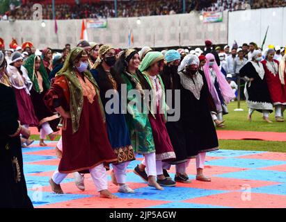 Srinagar, India. 16th ago, 2022. SRINAGAR, INDIA - 15 AGOSTO: Gli artisti si esibiscono durante le celebrazioni del 75th° giorno dell'Indipendenza allo stadio del cricket Sher-i-Kashmir, il 15 agosto 2022 a Srinagar, India. (Foto di Waseem Andrabi/Hindustan Times/Sipa USA ) Credit: Sipa USA/Alamy Live News Foto Stock