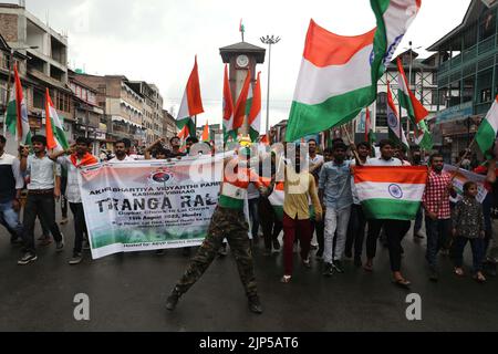 Srinagar, India. 16th ago, 2022. SRINAGAR, INDIA - 15 AGOSTO: La gente del posto festeggia il 75th° giorno dell'Indipendenza dell'India, a Lal Chowk, il 15 agosto 2022 a Srinagar, India. (Foto di Waseem Andrabi/Hindustan Times/Sipa USA ) Credit: Sipa USA/Alamy Live News Foto Stock