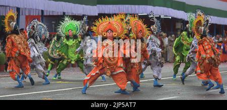 Kolkata, India. 16th ago, 2022. KOLKATA, INDIA - 15 AGOSTO: I ballerini folk di Purulia suonano la danza Chhou in occasione del 75th° giorno dell'Indipendenza a Red Road il 15 agosto 2022 a Kolkata, India. (Foto di Samir Jana/Hindustan Times/Sipa USA ) Credit: Sipa USA/Alamy Live News Foto Stock