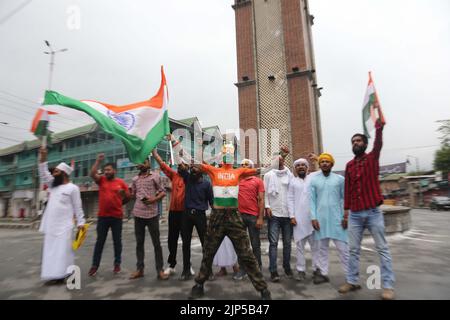 Srinagar, India. 16th ago, 2022. SRINAGAR, INDIA - 15 AGOSTO: La gente del posto festeggia il 75th° giorno dell'Indipendenza dell'India, a Lal Chowk, il 15 agosto 2022 a Srinagar, India. (Foto di Waseem Andrabi/Hindustan Times/Sipa USA ) Credit: Sipa USA/Alamy Live News Foto Stock