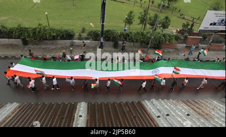 Srinagar, India. 16th ago, 2022. SRINAGAR, INDIA - 15 AGOSTO: La gente del posto festeggia il 75th° giorno dell'Indipendenza dell'India, a Lal Chowk, il 15 agosto 2022 a Srinagar, India. (Foto di Waseem Andrabi/Hindustan Times/Sipa USA ) Credit: Sipa USA/Alamy Live News Foto Stock