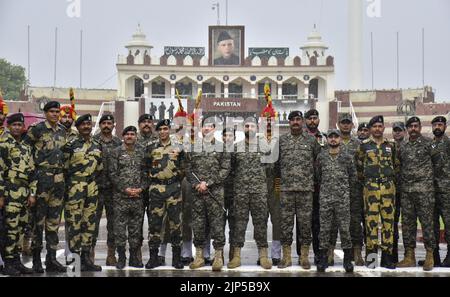 Amritsar, India. 16th ago, 2022. AMRITSAR, INDIA - AGOSTO 15: Il comandante della forza di sicurezza del confine indiano (BSF) Jasbir Singh (C-L) con il personale della BSF e il comandante dell'ala dei Rangers pakistani Aamir (C-R) con i ranger pakistani posano per le fotografie di gruppo dopo aver scambiato i dolci in occasione del 76th° giorno dell'Indipendenza, al confine India-Pakistan di Wagah, il 15 agosto 2022 ad Amritsar, India. (Foto di Sameer Sehgal/Hindustan Times/Sipa USA ) Credit: Sipa USA/Alamy Live News Foto Stock