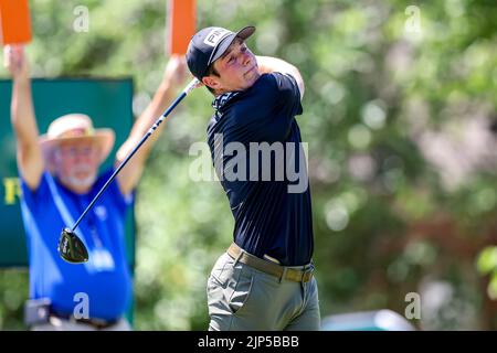 13 agosto 2022: Viktor Hovland raggiunge il suo tee shot durante il terzo round del torneo di golf FedEx St. Jude Championship al TPC Southwind di Memphis, Tennessee. Terreno grigio Siegel/Cal Sport Foto Stock