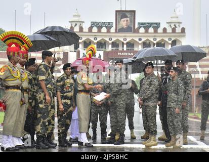 Amritsar, India. 16th ago, 2022. AMRITSAR, INDIA - 15 AGOSTO: Il personale della forza di sicurezza di frontiera indiana (BSF) e i rangers pakistani si scambiarono i dolci in occasione del 76th° giorno dell'Indipendenza, al confine India-Pakistan di Wagah, il 15 agosto 2022 ad Amritsar, India. (Foto di Sameer Sehgal/Hindustan Times/Sipa USA ) Credit: Sipa USA/Alamy Live News Foto Stock