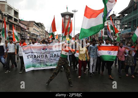 Srinagar, India. 16th ago, 2022. SRINAGAR, INDIA - 15 AGOSTO: La gente del posto festeggia il 75th° giorno dell'Indipendenza dell'India, a Lal Chowk, il 15 agosto 2022 a Srinagar, India. (Foto di Waseem Andrabi/Hindustan Times/Sipa USA ) Credit: Sipa USA/Alamy Live News Foto Stock