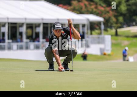 13 agosto 2022: Viktor Hovland taglia il suo putt sulla 17th buca durante il terzo round del torneo di golf FedEx St. Jude Championship al TPC Southwind di Memphis, TN. Terreno grigio Siegel/Cal Sport Foto Stock