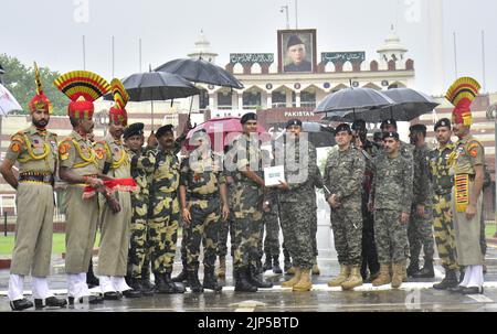 Amritsar, India. 16th ago, 2022. AMRITSAR, INDIA - 15 AGOSTO: Il personale della forza di sicurezza di frontiera indiana (BSF) e i rangers pakistani si scambiarono i dolci in occasione del 76th° giorno dell'Indipendenza, al confine India-Pakistan di Wagah, il 15 agosto 2022 ad Amritsar, India. (Foto di Sameer Sehgal/Hindustan Times/Sipa USA ) Credit: Sipa USA/Alamy Live News Foto Stock