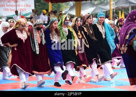 Srinagar, India. 16th ago, 2022. SRINAGAR, INDIA - 15 AGOSTO: Gli artisti si esibiscono durante le celebrazioni del 75th° giorno dell'Indipendenza allo stadio del cricket Sher-i-Kashmir, il 15 agosto 2022 a Srinagar, India. (Foto di Waseem Andrabi/Hindustan Times/Sipa USA ) Credit: Sipa USA/Alamy Live News Foto Stock