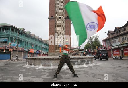 Srinagar, India. 16th ago, 2022. SRINAGAR, INDIA - 15 AGOSTO: La gente del posto festeggia il 75th° giorno dell'Indipendenza dell'India, a Lal Chowk, il 15 agosto 2022 a Srinagar, India. (Foto di Waseem Andrabi/Hindustan Times/Sipa USA ) Credit: Sipa USA/Alamy Live News Foto Stock