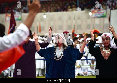 Srinagar, India. 16th ago, 2022. SRINAGAR, INDIA - 15 AGOSTO: Gli artisti si esibiscono durante le celebrazioni del 75th° giorno dell'Indipendenza allo stadio del cricket Sher-i-Kashmir, il 15 agosto 2022 a Srinagar, India. (Foto di Waseem Andrabi/Hindustan Times/Sipa USA ) Credit: Sipa USA/Alamy Live News Foto Stock