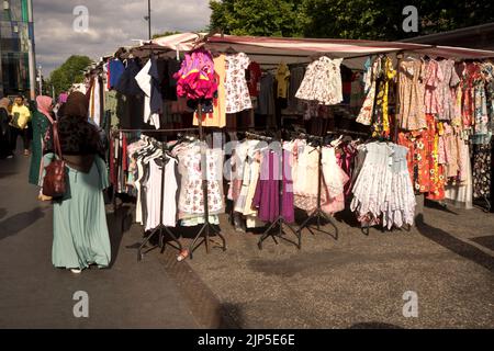 Donne musulmane che acquistano al mercato Whitechapel, Londra, Inghilterra, Regno Unito Foto Stock