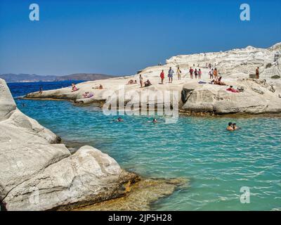 I turisti alla soleggiata spiaggia di Sarakiniko nell'isola di Milos, Grecia Foto Stock