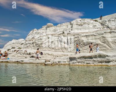 I turisti alla soleggiata spiaggia di Sarakiniko nell'isola di Milos, Grecia Foto Stock