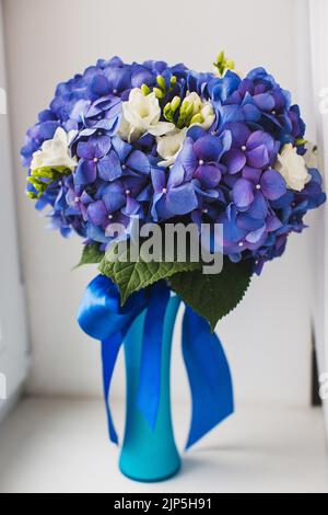 Colorato bouquet da sposa in vaso sul davanzale. Foto Stock