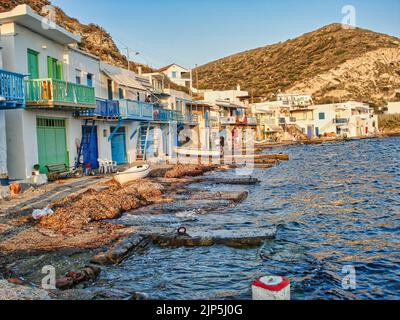 Il pittoresco villaggio di Klima con case tradizionali sull'isola di Milos, Grecia Foto Stock