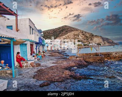 Il pittoresco villaggio di Klima con case tradizionali sull'isola di Milos, Grecia Foto Stock