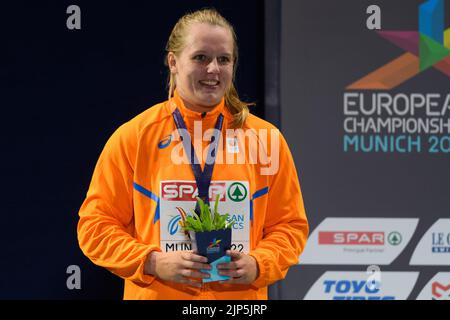 Monaco, Germania. 15th ago, 2022. Campionati europei, atletica, shot put, finale, donne, Cerimonia di premiazione, Jessica Schilder, olandese, è sul palco con la sua medaglia d'oro. Credit: Sven Beyrich/dpa/Alamy Live News Foto Stock