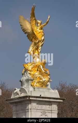 Un angelo della Vittoria in cima alla statua del Victoria Memorial di fronte a Buckingham Palace, Londra, Regno Unito Foto Stock