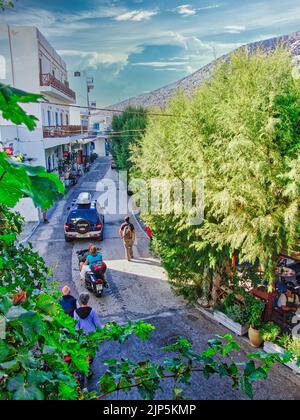 Un colpo verticale di auto che guidano sulla strada del bellissimo villaggio di Kamares a Creta, Grecia Foto Stock