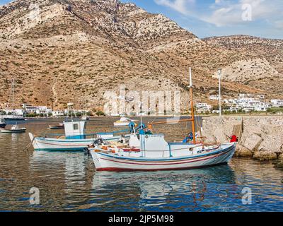 Un bel colpo di barche sull'acqua vicino al villaggio di Kamares a Creta, Grecia Foto Stock