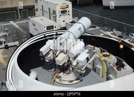 Il laser Weapon System (leggi) è temporaneamente installato a bordo della USS Dewey. (8635970792) Foto Stock