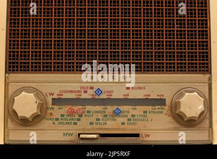 1940s radio Dial MW - LW, Medium Wave, Long Wave Bush radio Dial, Aircraft, Leningrad, Berlino, Mosca, BBC, Amburgo, Vienna, Budapest Foto Stock