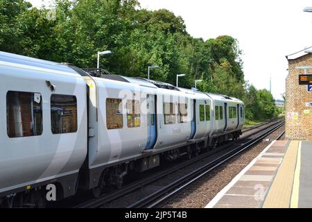 Treno Thameslink su Sevenoaks per la linea London Blackfriars che arriva alla stazione Shoreham Village nella Darent Valley, Kent. Villaggio popolare con pub Foto Stock