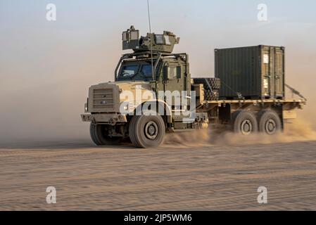 Un camion di carico del corpo marino degli Stati Uniti AMK23 si muove con un convoglio all'interno di una Logistics Support Area stabilita nel Regno dell'Arabia Saudita durante l'esercitazione Native Fury 22, 14 agosto 2022. La nativa Fury 22 è fondamentale per rafforzare il rapporto di lunga data degli Stati Uniti con le forze Armate dell'Arabia Saudita. L'esercizio rafforza la combinazione di tattiche, capacità marittime e promuove la stabilità regionale a lungo termine. (STATI UNITI Corpo marino Foto di CPL. Patrick Katz) Foto Stock