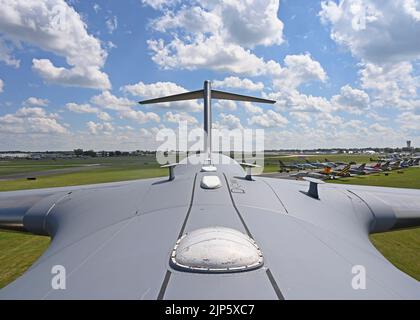 Un C-17 Globemaster III assegnato ai taxi 62d Airlift Wing ad un posto di parcheggio presso la Experimental Aircraft Association AirVenture Air Show, Oshkosh, Wisconsin, 27 luglio 2022. EAA è il più grande spettacolo aereo annuale degli Stati Uniti e coniato come la più grande celebrazione mondiale dell'aviazione. (STATI UNITI Foto dell'aeronautica militare di Senior Callie Norton) Foto Stock