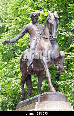Statua di Paul Revere sulla passeggiata turistica storica Freedom Trail di Boston con sfondo verde, Boston, USA Foto Stock