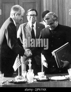 La riunione è stata copresieduta da Shri Atal Bihari Vajpayee, ministro degli Affari esteri, a nome del governo indiano, e da Cyrus R. Vance, segretario di Stato, a nome del governo degli Stati Uniti d'America Foto Stock