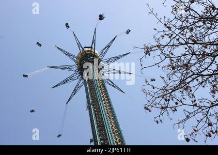 Vienna, Austria - 18 aprile 2012: Torre della giostra gigante nel Prater Wiener. Volo in altitudine mozzafiato Foto Stock