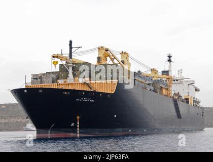 La nave militare di preposizionamento marittimo del comando Sealift USNS 2nd Lt. John P. Bobo è ancorata durante una visita di routine al porto (101013 Foto Stock