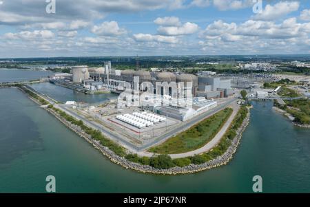 Una vista aerea della centrale nucleare di Pickering, vista dall'alto del lago Ontario in una giornata di sole. Foto Stock