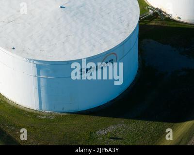 Un primo piano del logo Suncor Energy, un'azienda energetica integrata canadese, su un serbatoio di stoccaggio del greggio in una giornata di sole. Foto Stock