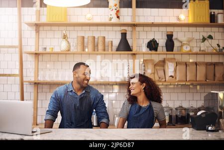 Iniziamo questa giornata. Due giovani imprenditori che si trovano nel loro bar e si guardano l'un l'altro. Foto Stock