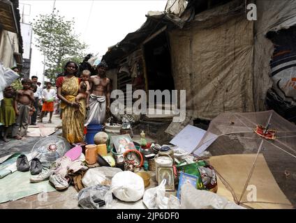 PRODOTTI DI PLASTICA IN SLUM INDIANO, PIANETA DI PLASTICA, 2009 Foto Stock